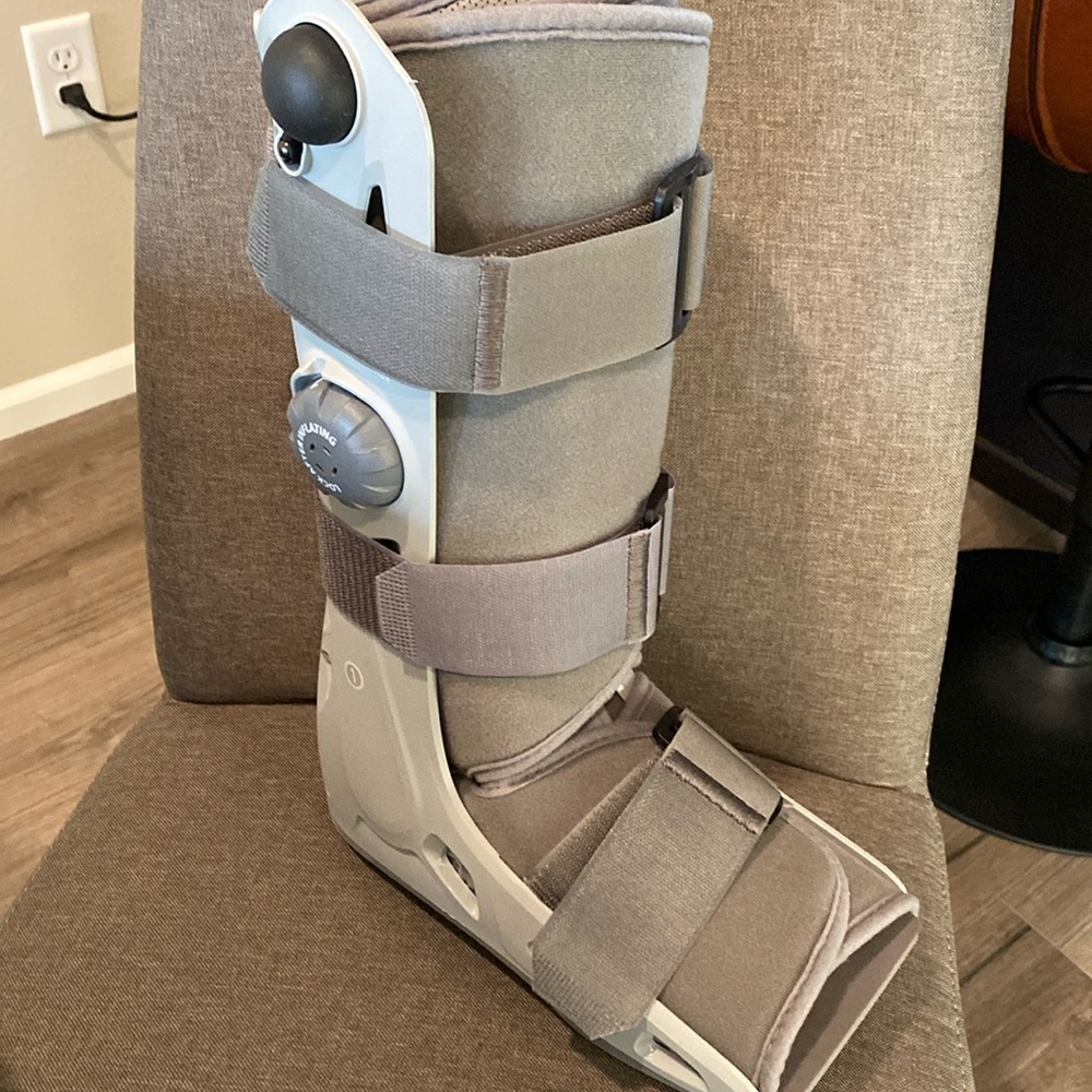 Aircast walking boot size medium. Support for right foot and ankle.